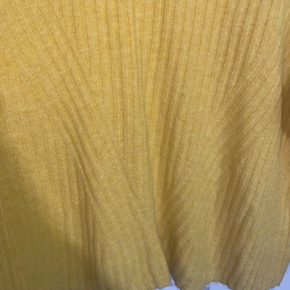 Mustard yellow sweater - Picture 3 of 3